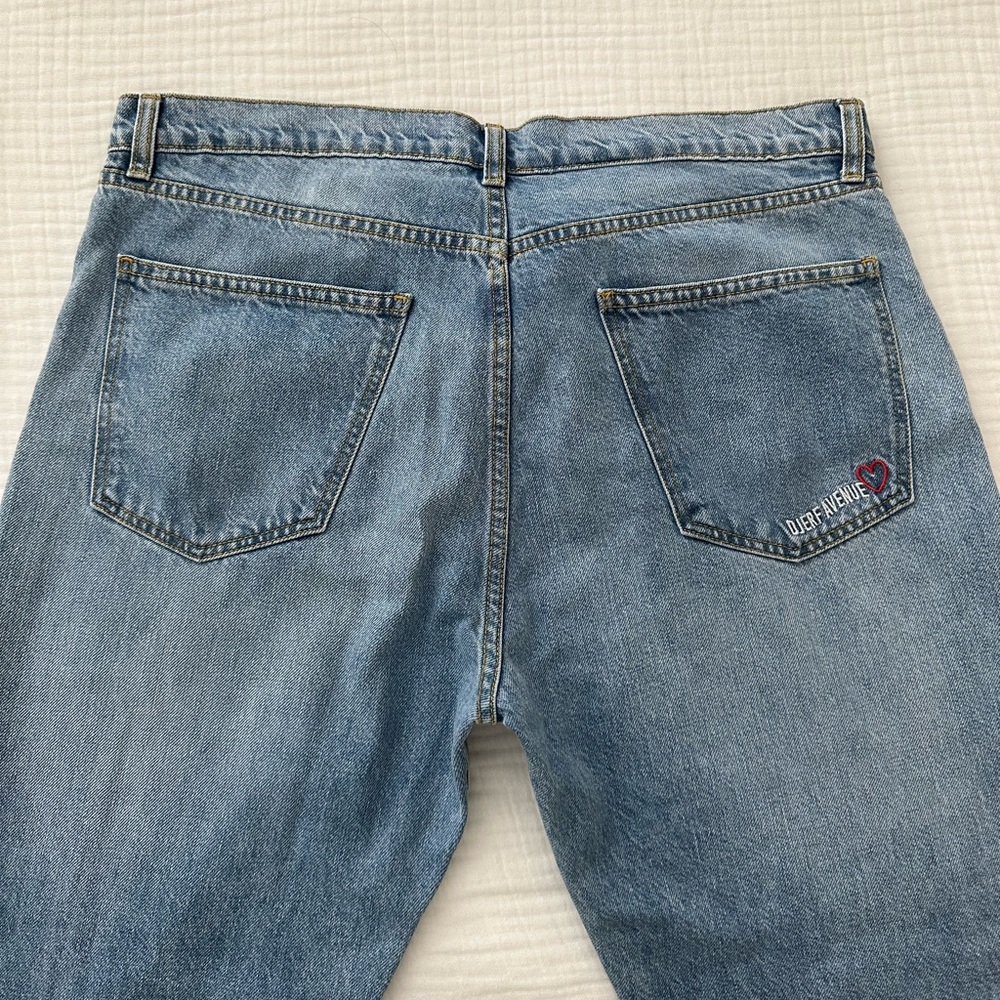 Djerf Avenue Relaxed Jeans in the color “Washed Blue”